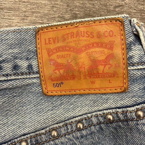 Levi’s High rise booty short jeans! - Picture 5 of 5